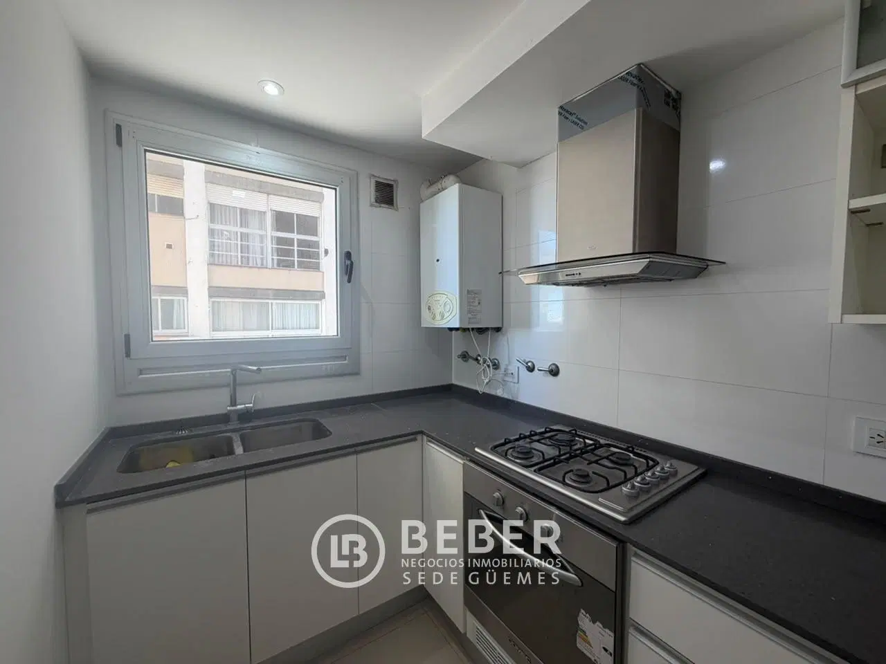 En venta tres ambientes al frente con balcon saliente, Guemes 4