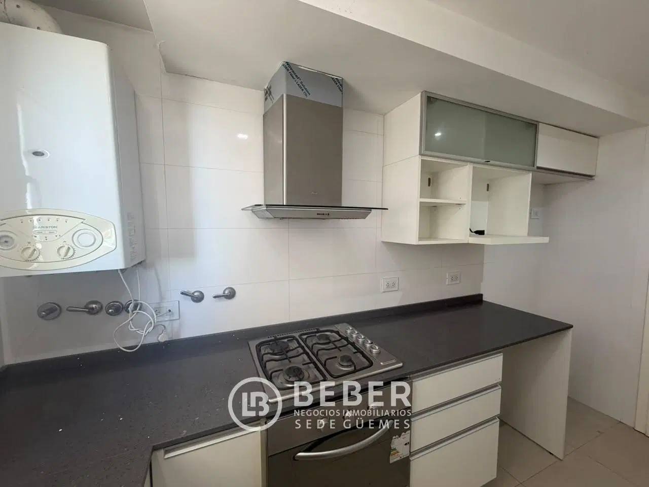 En venta tres ambientes al frente con balcon saliente, Guemes 8