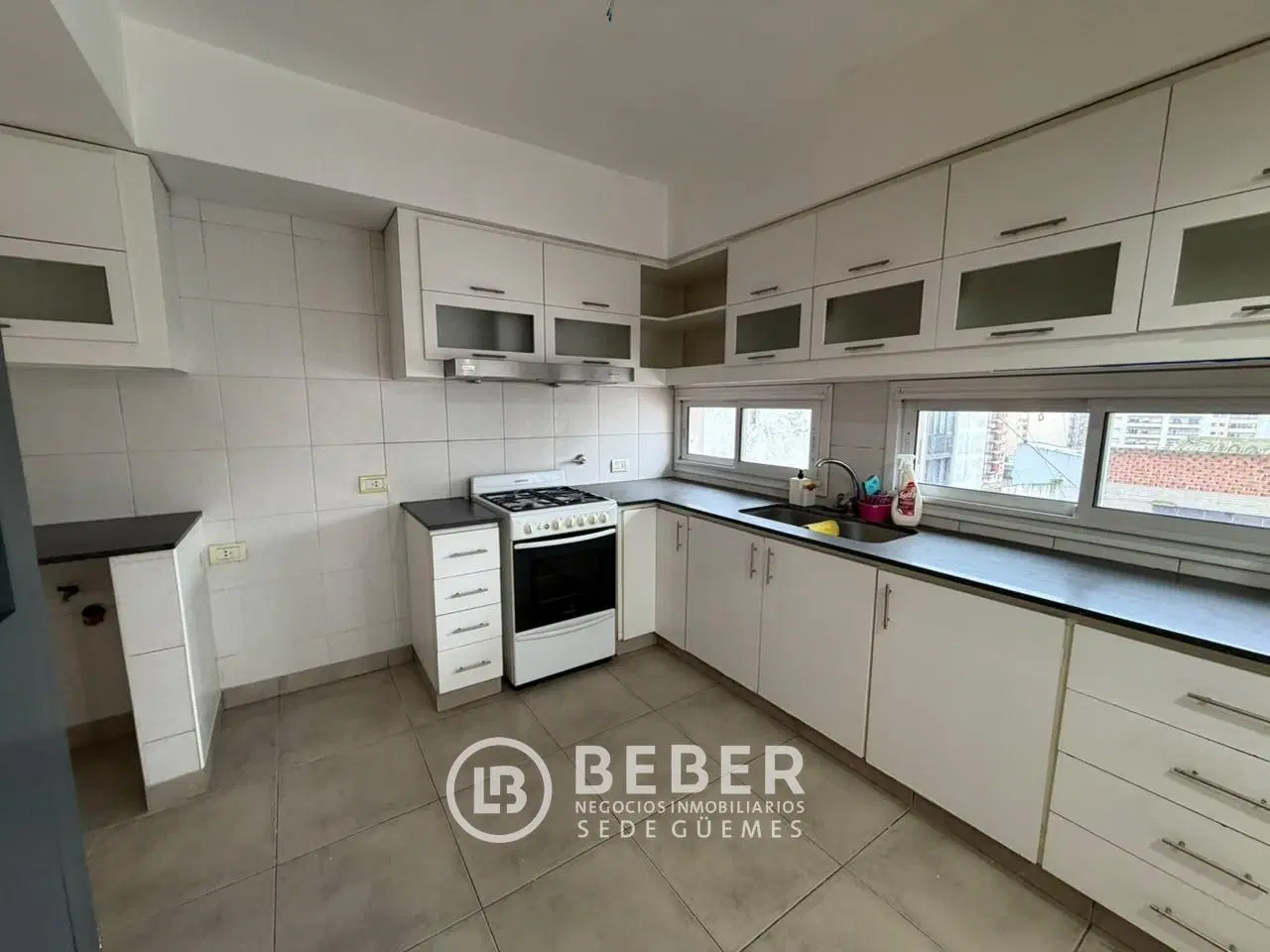 En venta tres ambientes al contrafrente, Plaza Mitre 8