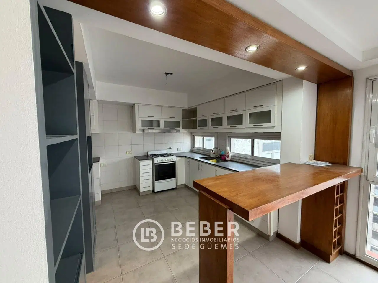 En venta tres ambientes al contrafrente, Plaza Mitre 3