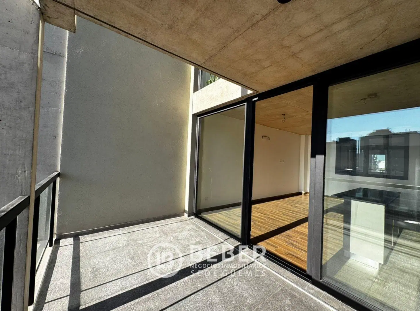 En venta dos ambientes con balcon al contrafrente. Guemes 2