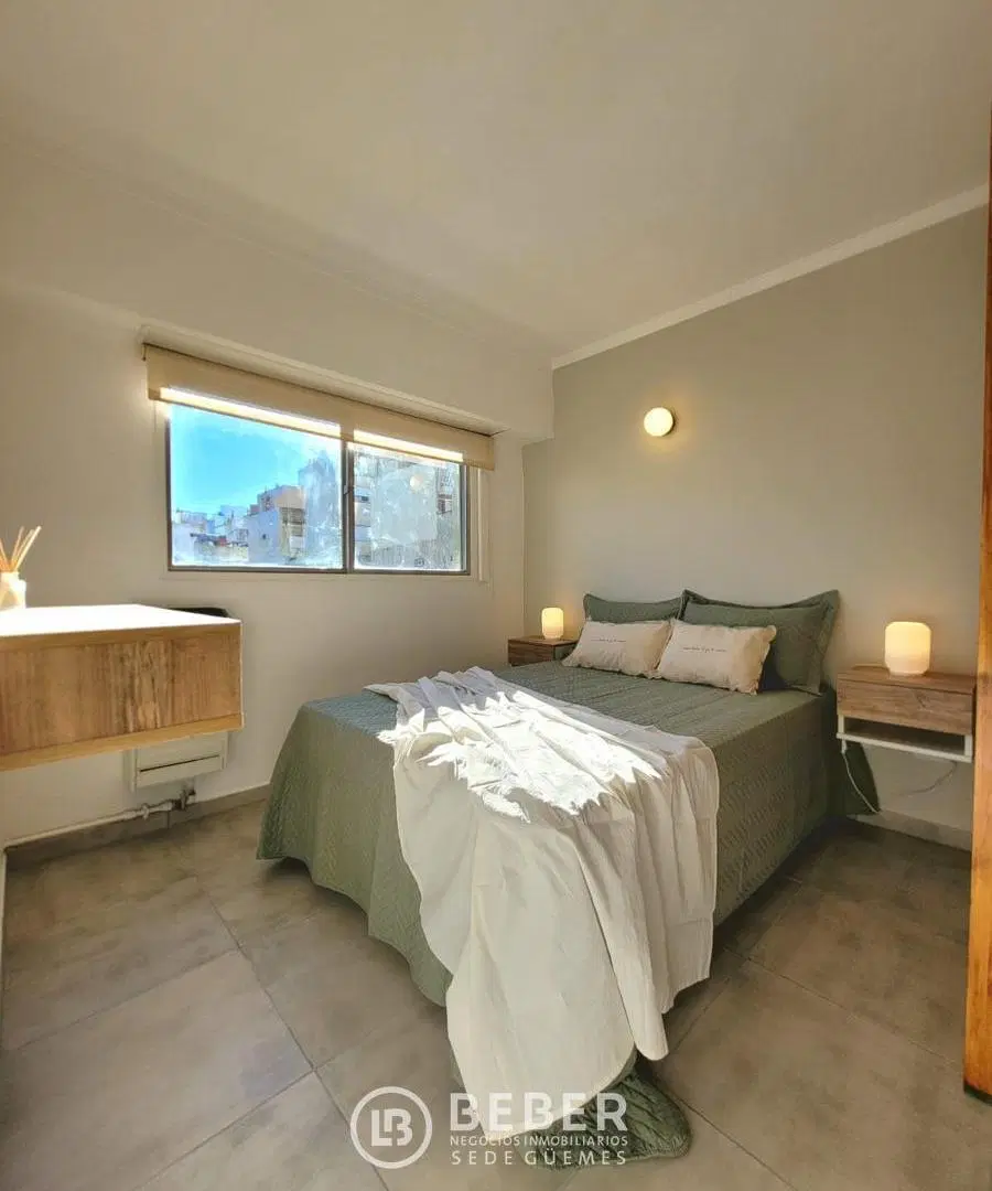 En venta ambiente a la calle con ventanal, Guemes 8