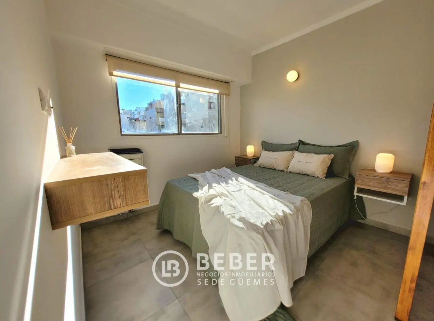 En venta ambiente a la calle con ventanal, Guemes 3