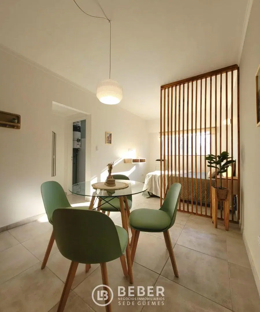 En venta ambiente a la calle con ventanal, Guemes 2