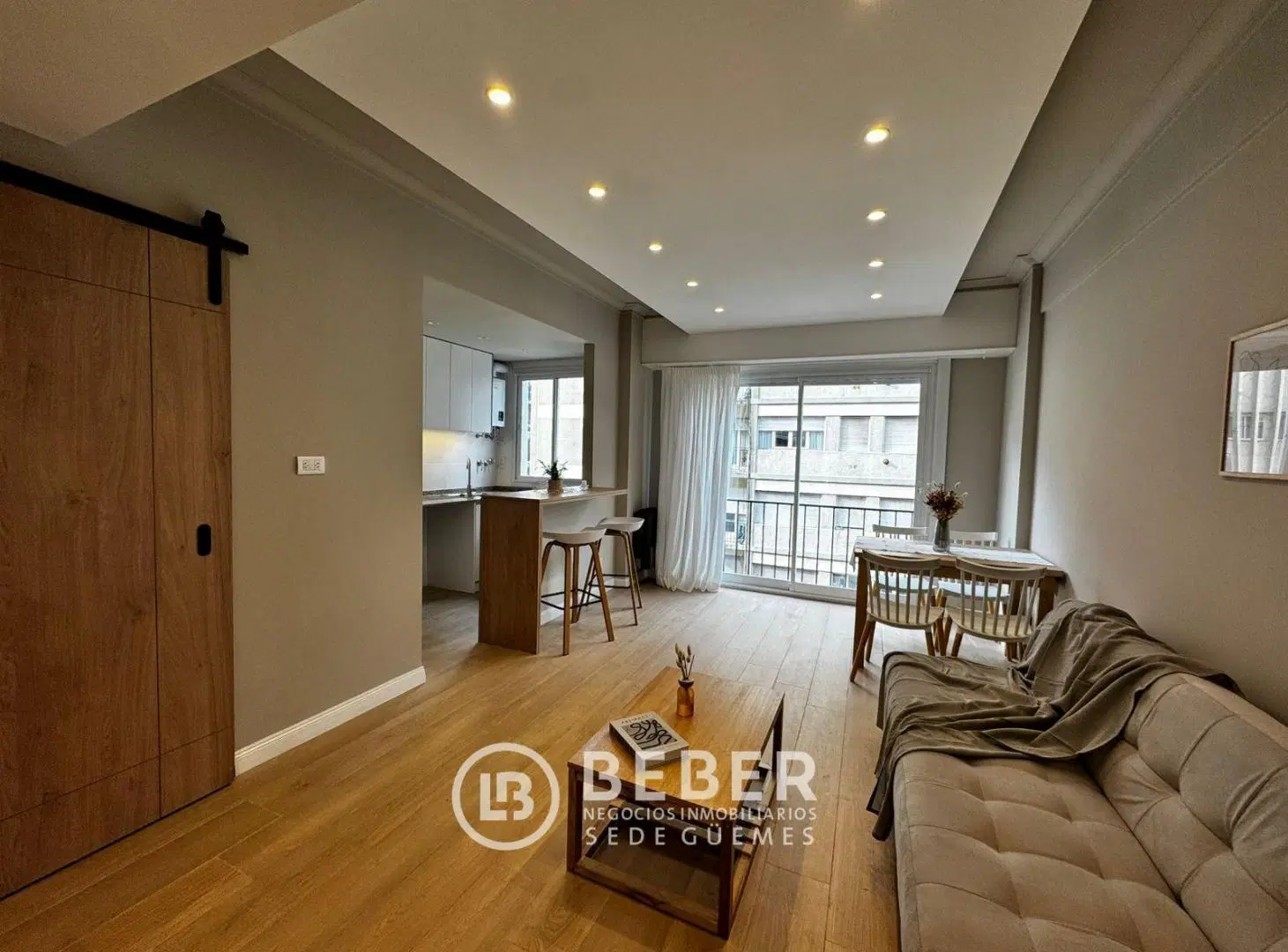En venta dos ambientes a la calle con balcon frances, Centro 4