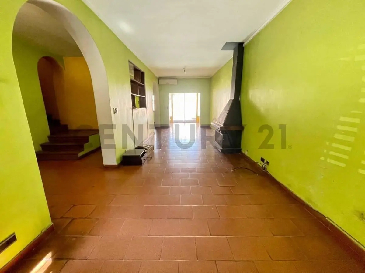 Venta Casa con jardin, pileta y cochera 5
