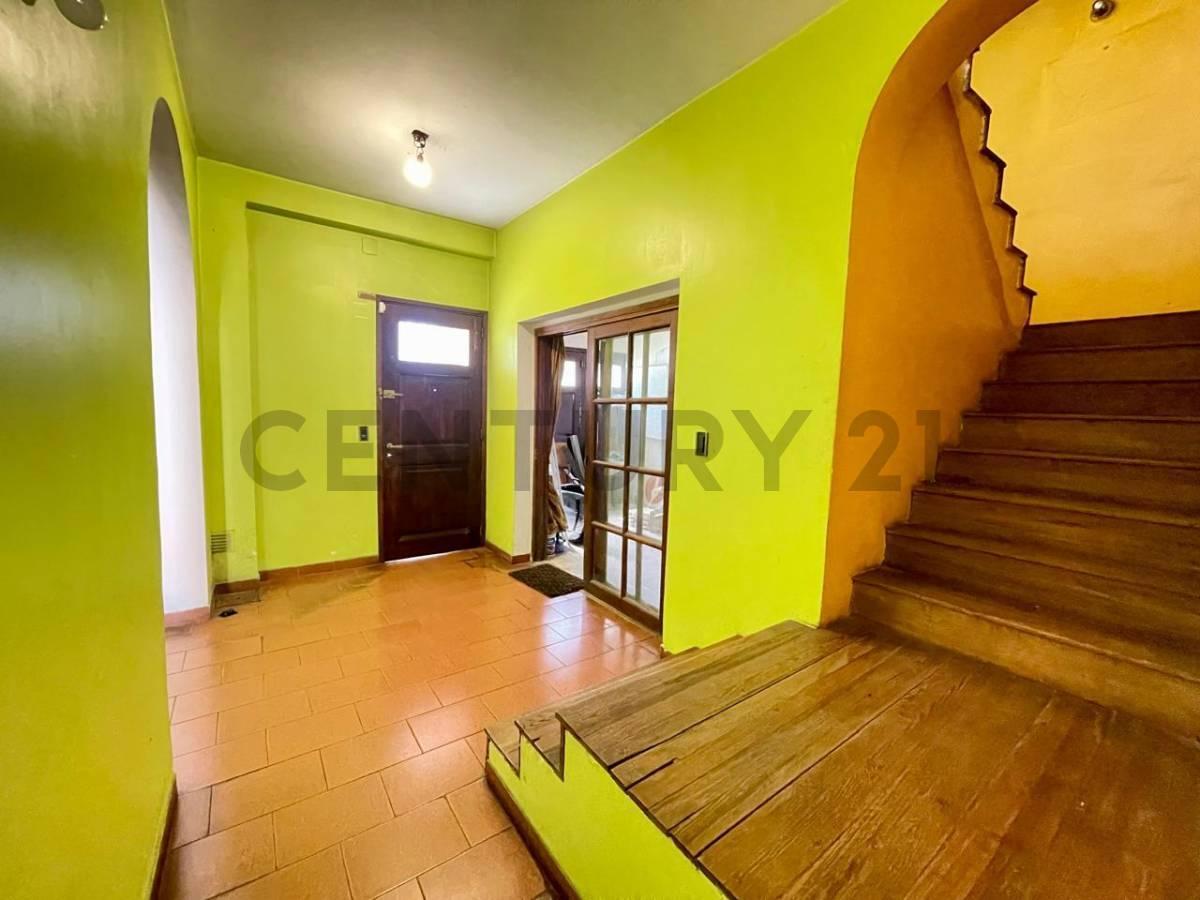 Foto de Venta Casa con jardin, pileta y cochera, imagen 3