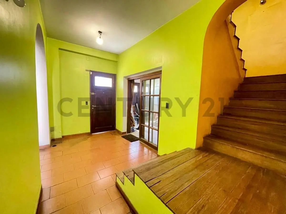 Venta Casa con jardin, pileta y cochera 2