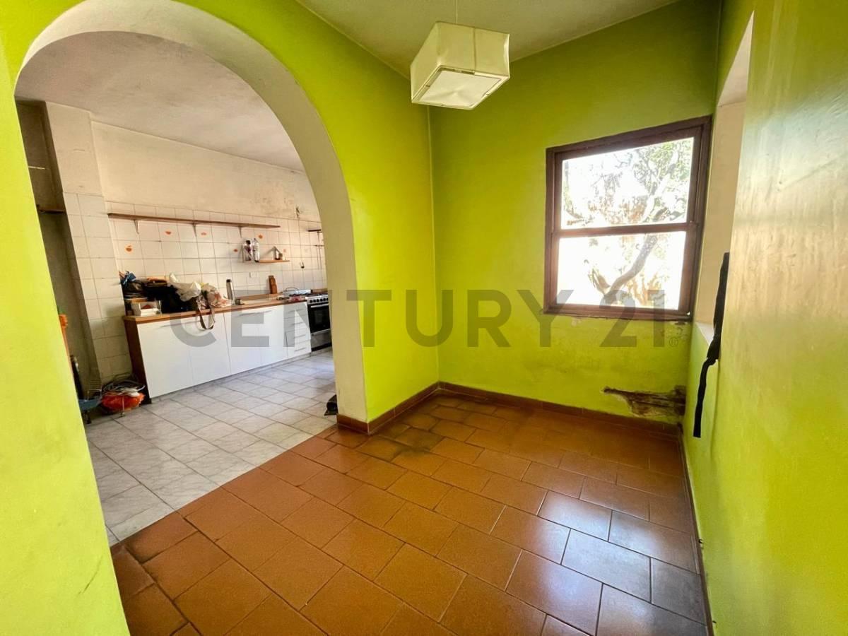 Foto de Venta Casa con jardin, pileta y cochera, imagen 2
