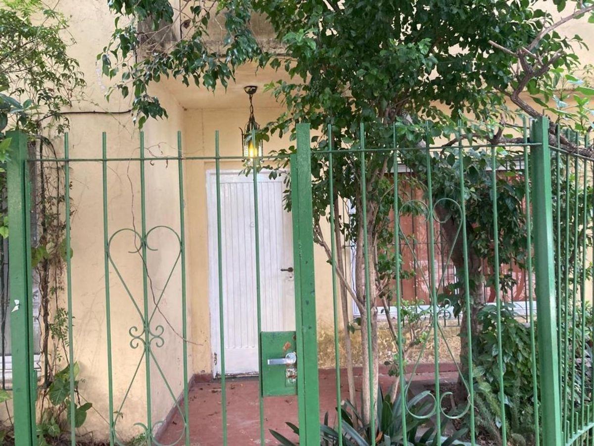 Casa en lote ppio 4 amb.c/patio-cochera + depto 3 amb. c/terraza (Ramos Mejía)