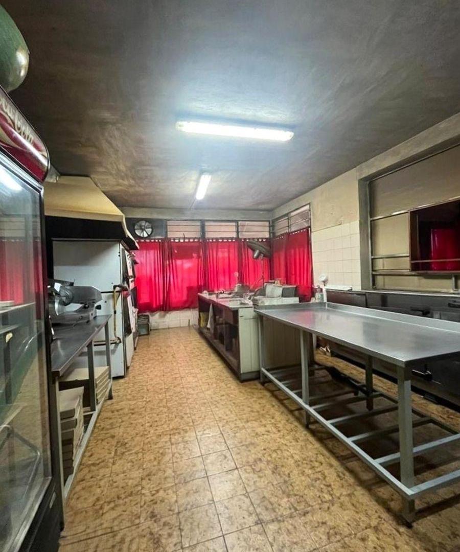 OPORTUNIDAD INVERSIONISTAS! Vivienda, local comercial, cochera, quincho y jardin en Bariloche