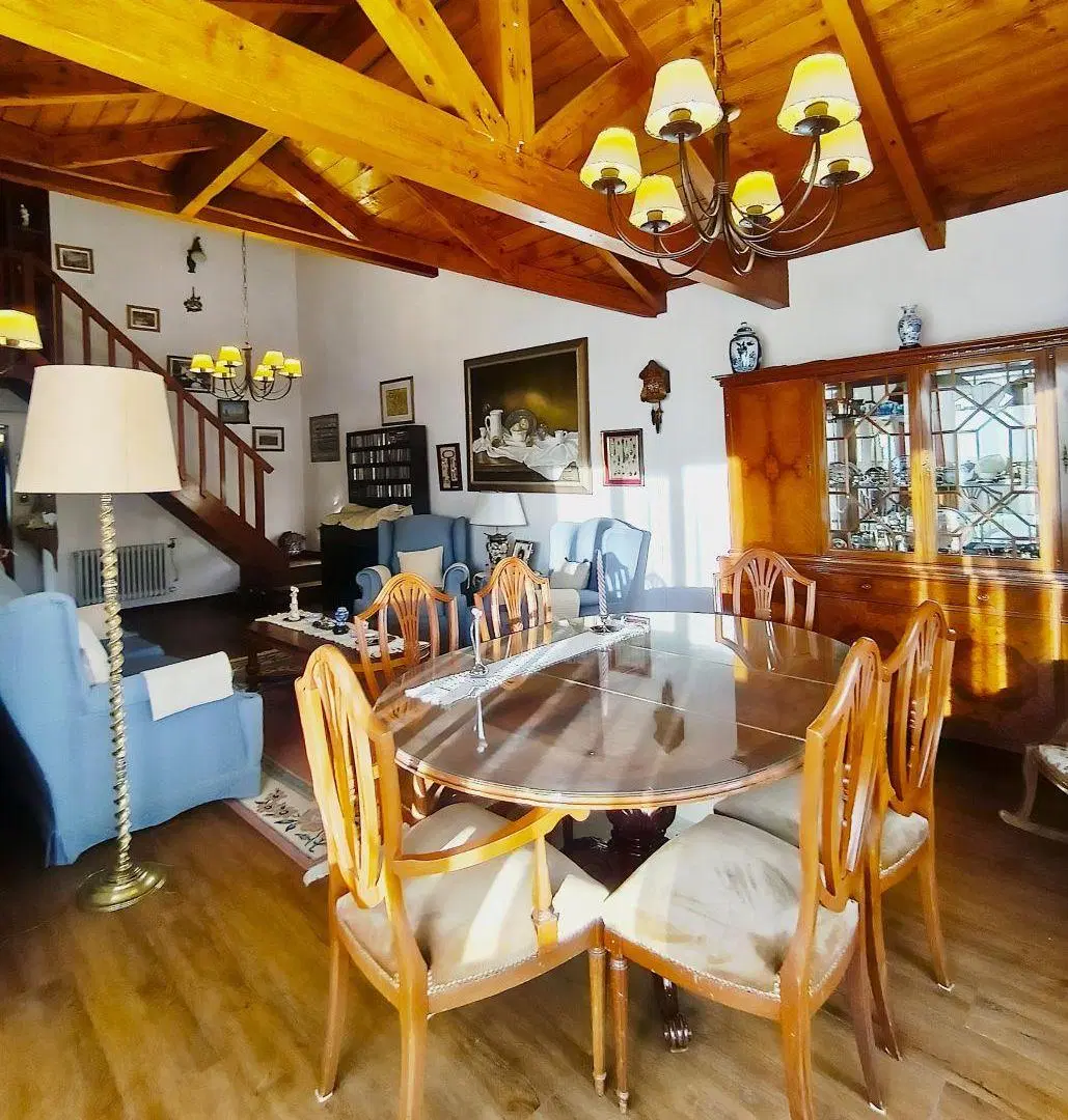 OPORTUNIDAD INVERSIONISTAS! Vivienda, local comercial, cochera, quincho y jardin en Bariloche 2