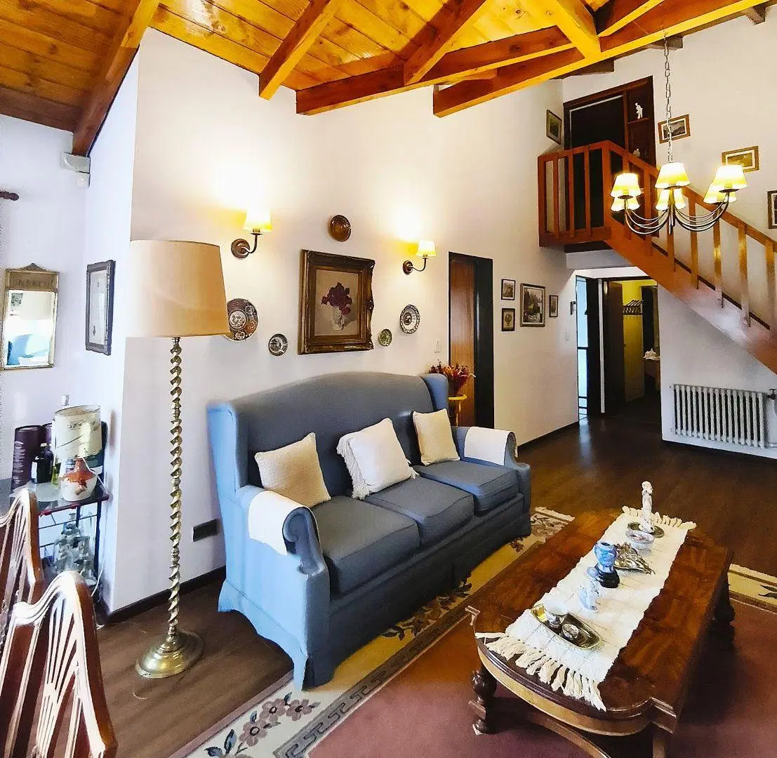 OPORTUNIDAD INVERSIONISTAS! Vivienda, local comercial, cochera, quincho y jardin en Bariloche 3