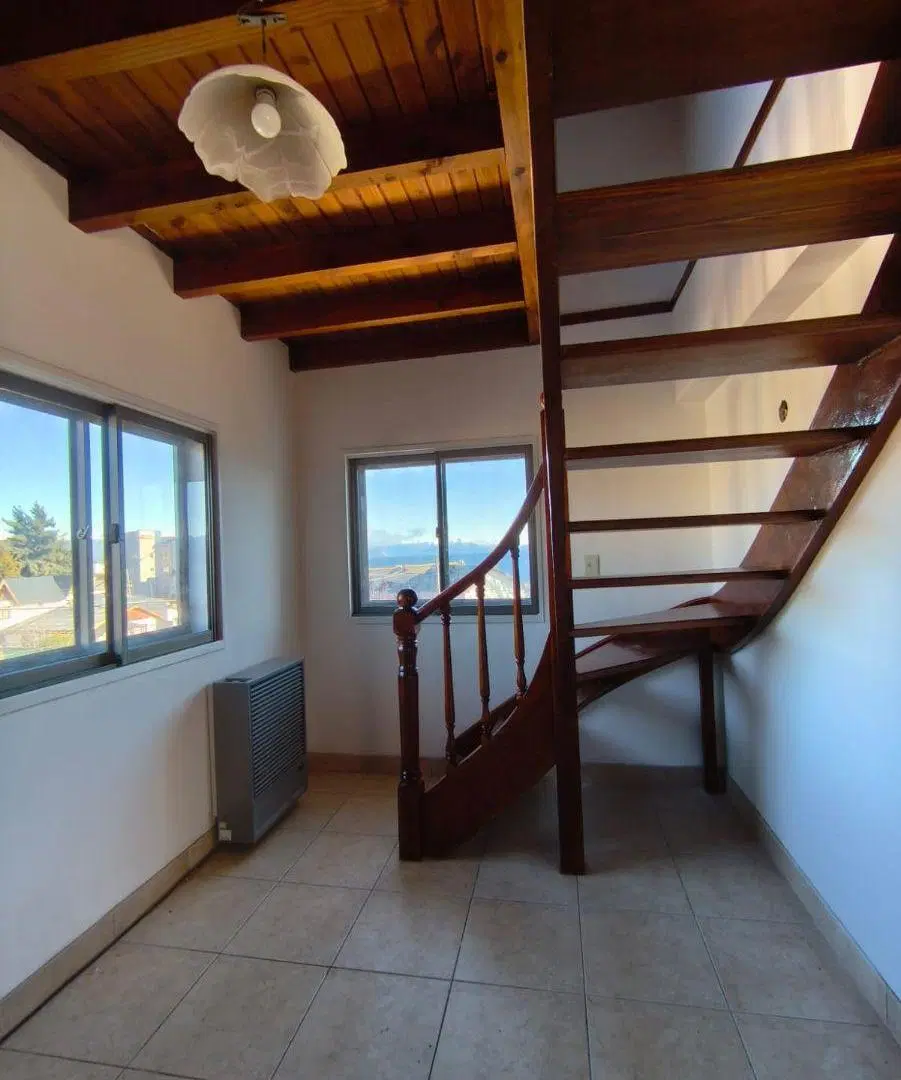 Muy luminoso departamento en Mitre al 1700, con terraza. 4 dormitorios y escritorio. 5