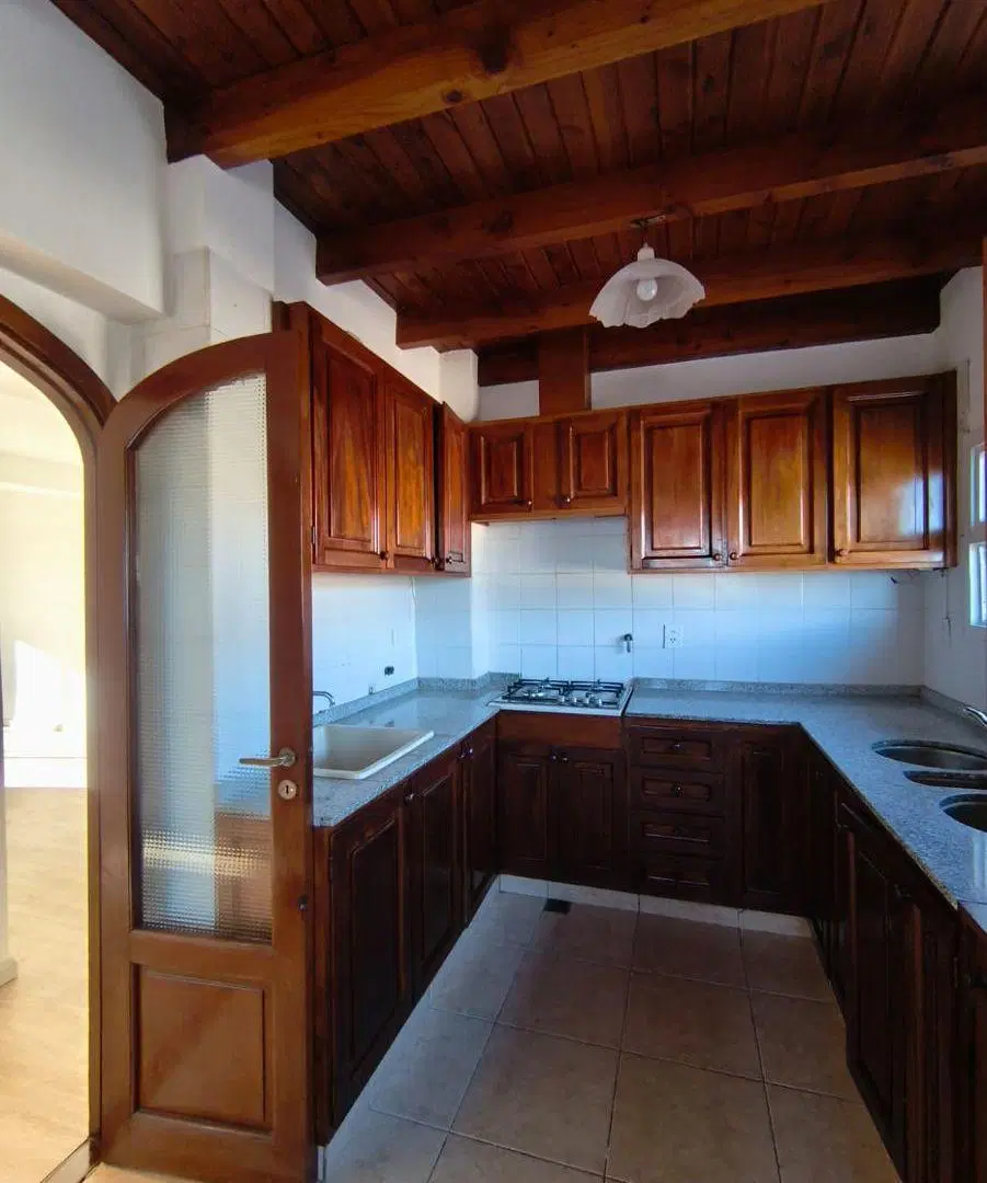 Muy luminoso departamento en Mitre al 1700, con terraza. 4 dormitorios y escritorio. 8