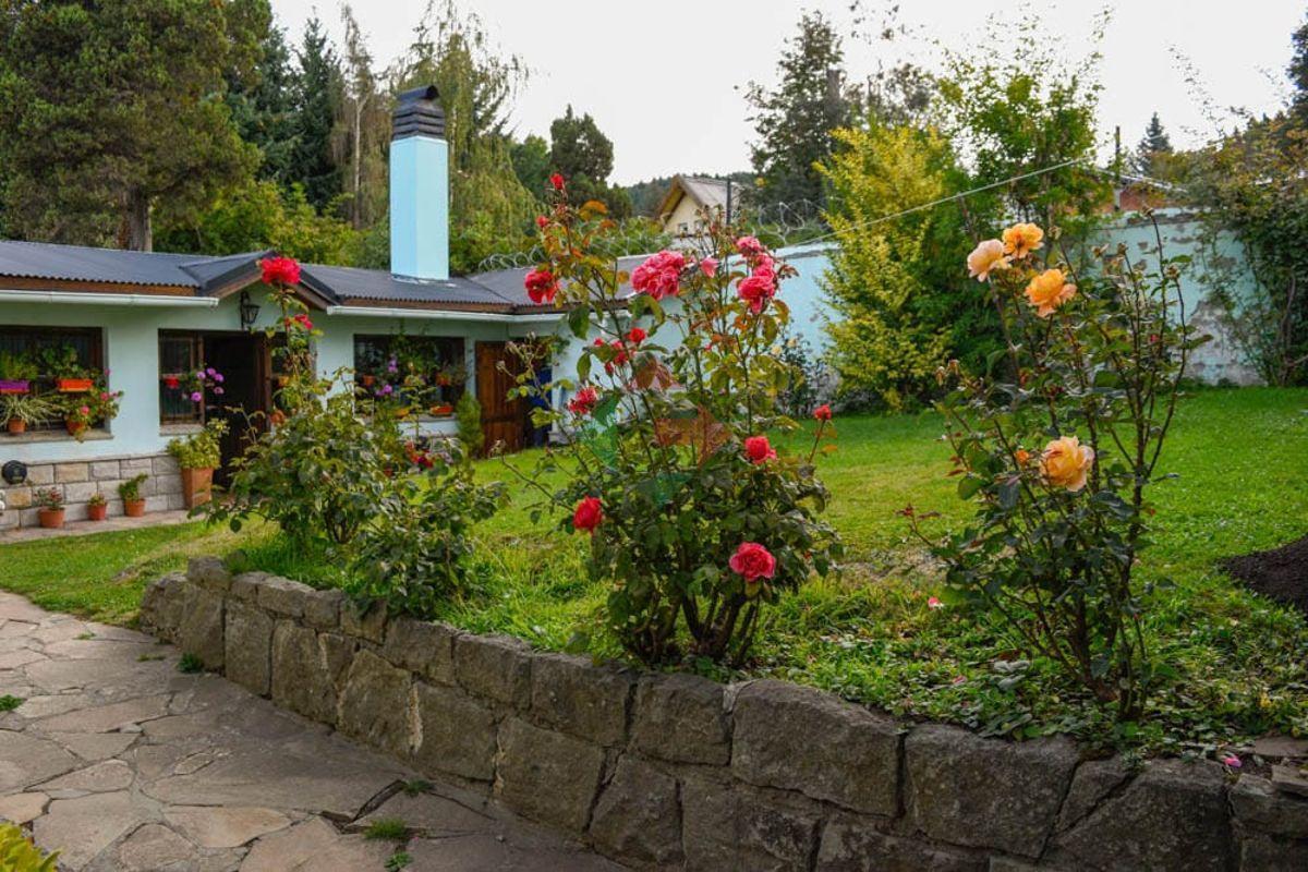 Casa en Barrio Belgrano de Bariloche, con quincho, garage, jardin parquizado. A minutos del centro.