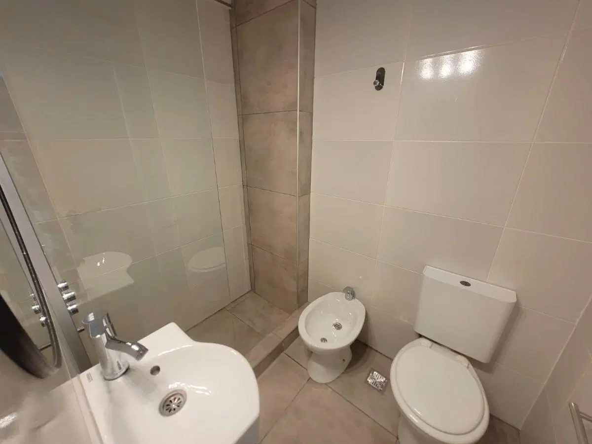Departamento al frente reciclado - amoblado - Zona Guemes 5