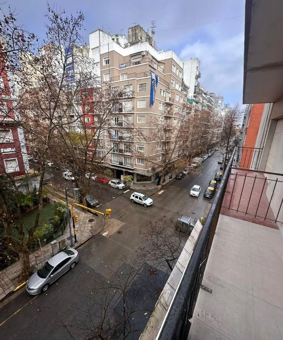 Departamento 2 ambientes al frente con balcon saliente - 2