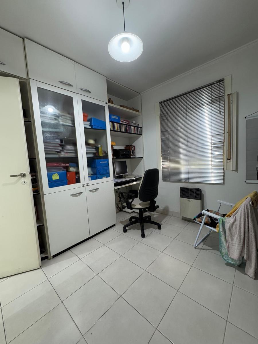 Vendo Departamento Planta Baja, 3 Dorm. y Cochera. 5