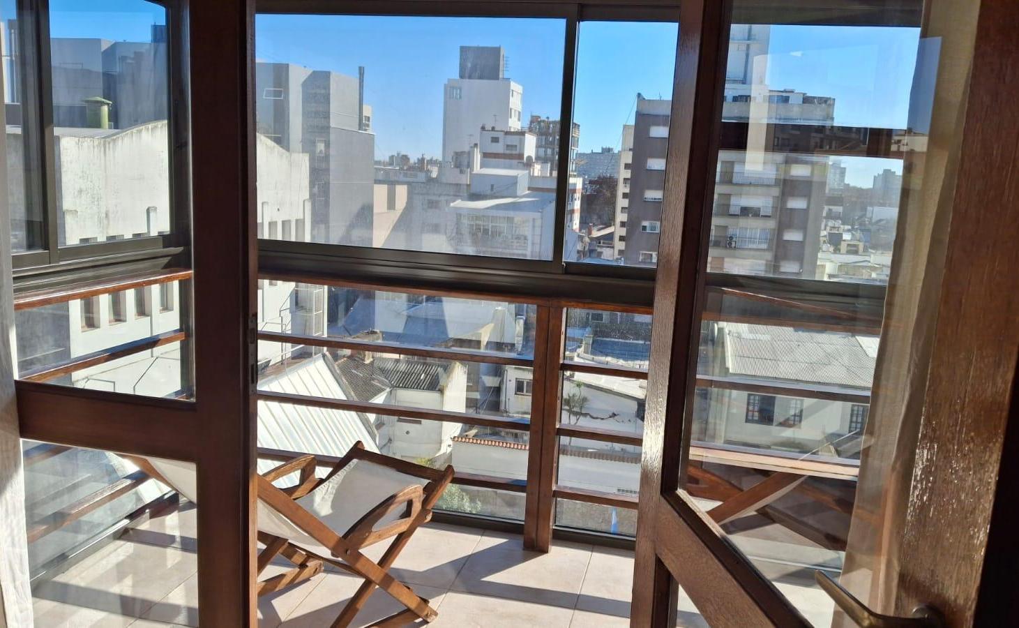 Foto de Edificio Categoría frente a Plaza Mitre 3 ambientes Impecable, imagen 3