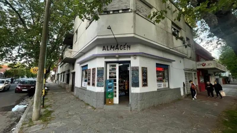 LIBERTAD ESQUINA GUIDO - Se alquila local comercial 36 meses 1