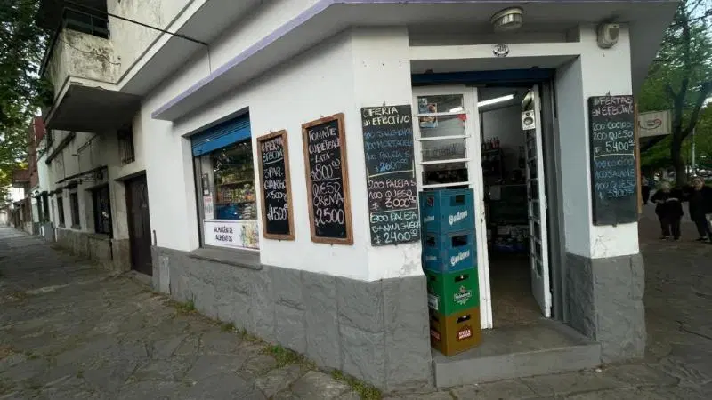 LIBERTAD ESQUINA GUIDO - Se alquila local comercial 36 meses 2