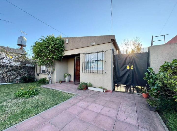 VENTA CASA 4 AMBIENTES - IMPORTANTE TERRENO 3