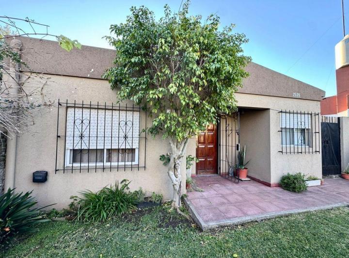 VENTA CASA 4 AMBIENTES - IMPORTANTE TERRENO 1