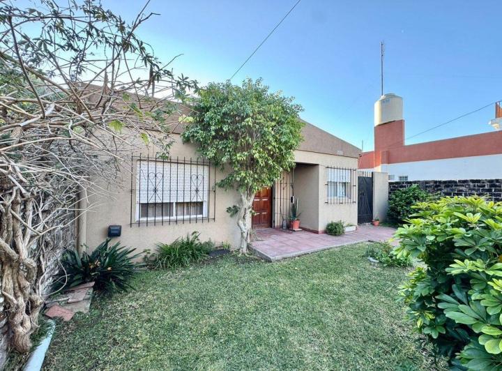VENTA CASA 4 AMBIENTES - IMPORTANTE TERRENO 2