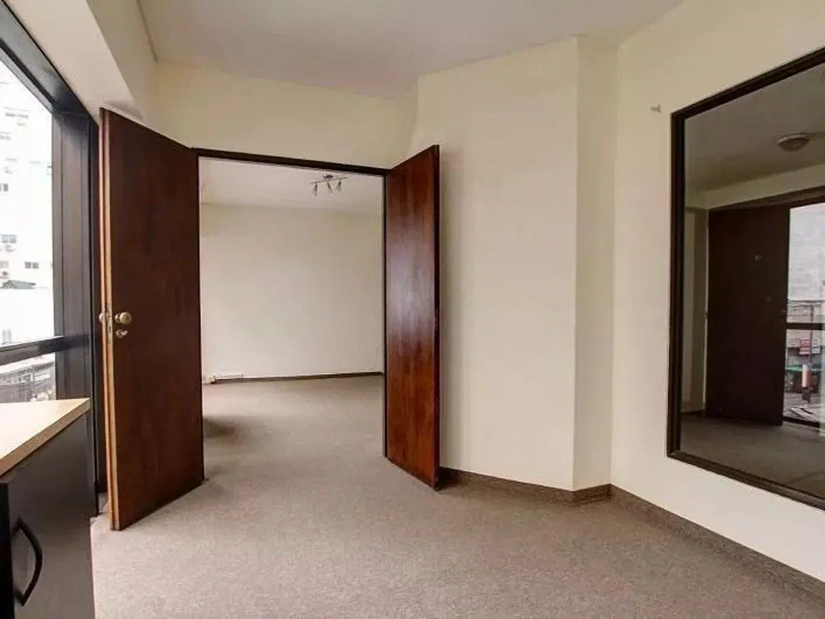 VENTA OFICINA CON BAÑO Y KICHENETTE 4 DESPACHOS 5