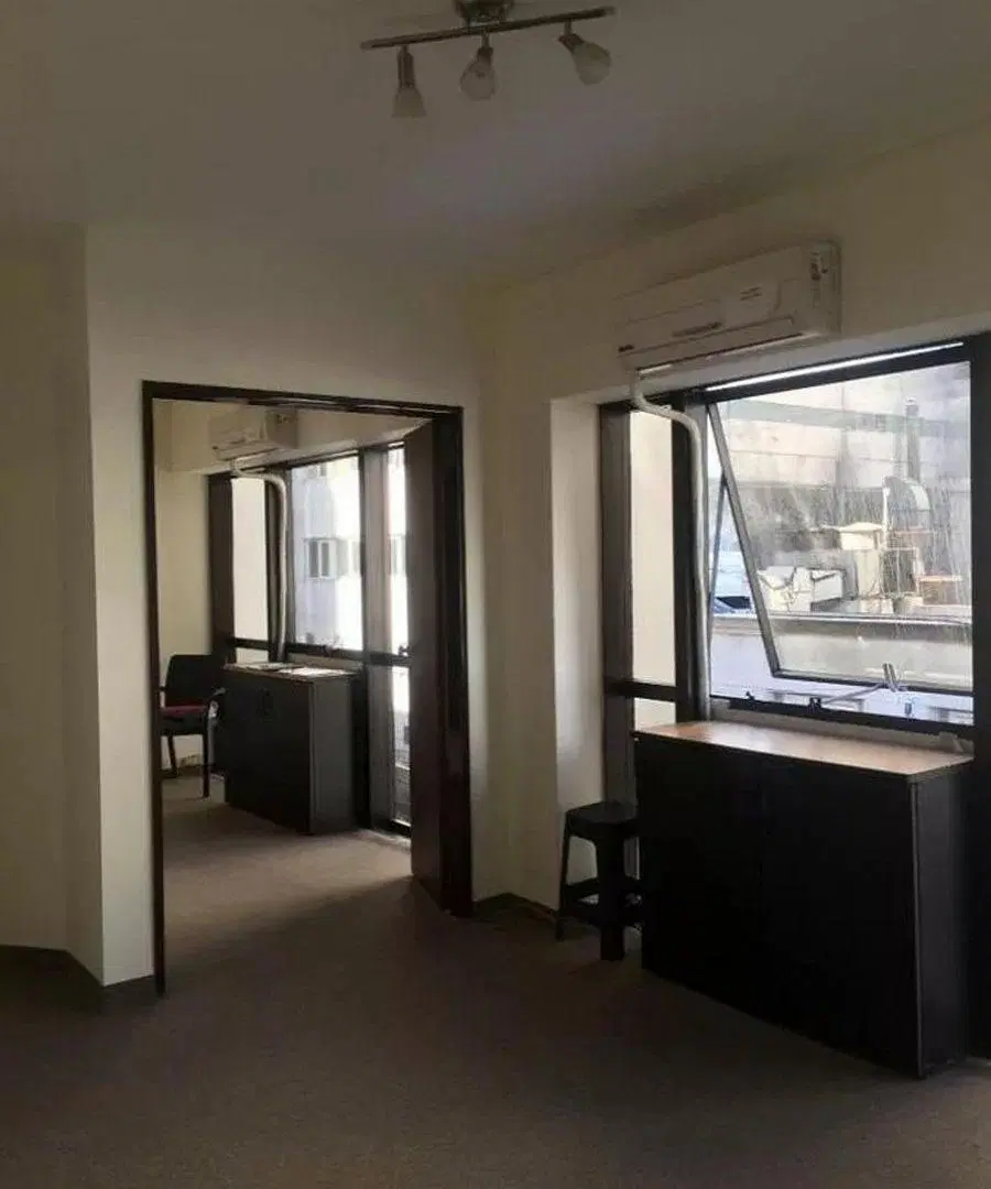 VENTA OFICINA CON BAÑO Y KICHENETTE 4 DESPACHOS 5