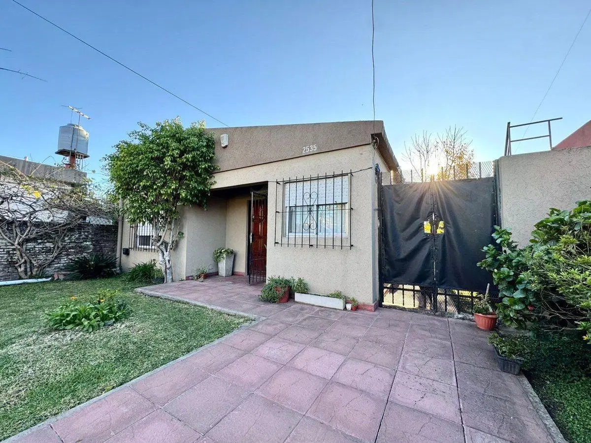 VENTA CASA 4 AMBIENTES - IMPORTANTE TERRENO 2
