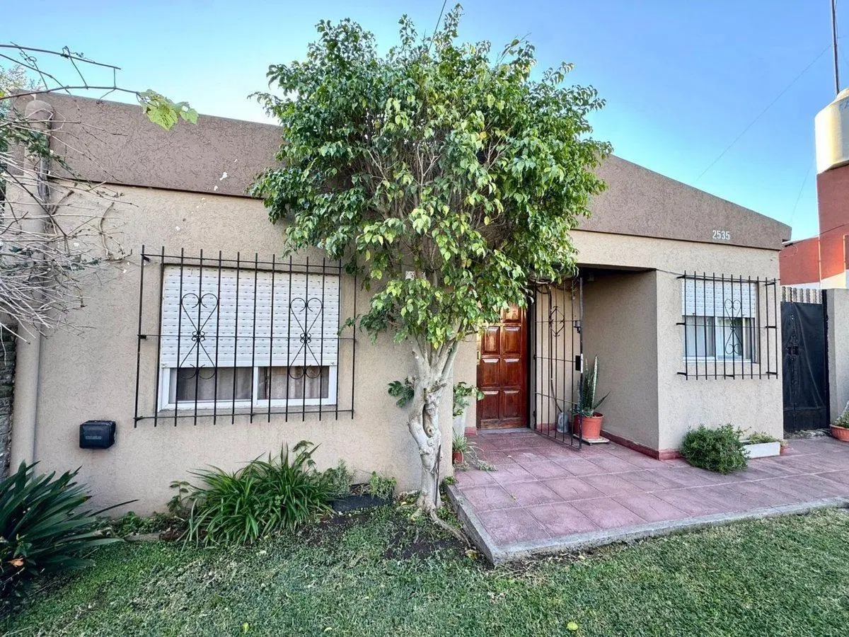 VENTA CASA 4 AMBIENTES - IMPORTANTE TERRENO 2