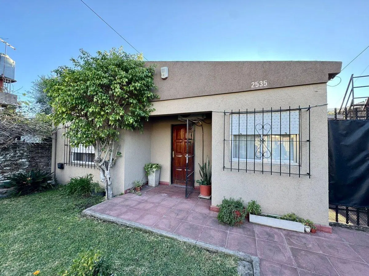 VENTA CASA 4 AMBIENTES - IMPORTANTE TERRENO 3