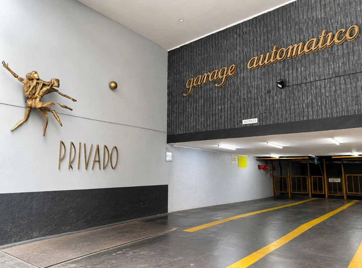 Alquiler COCHERA Uruguay y Av.CORR/ EXP INCLUIDAS 2