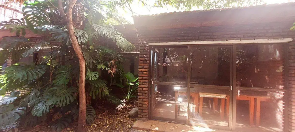 VENTA DOS LOCALES CON VIVIENDA Y JARDIN 1