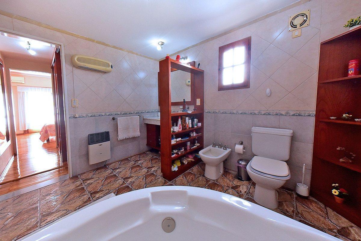 Foto de CASA PREMIUM HURLINGHAM: 5 AMB + QUINCHO + PARQUE, imagen 4