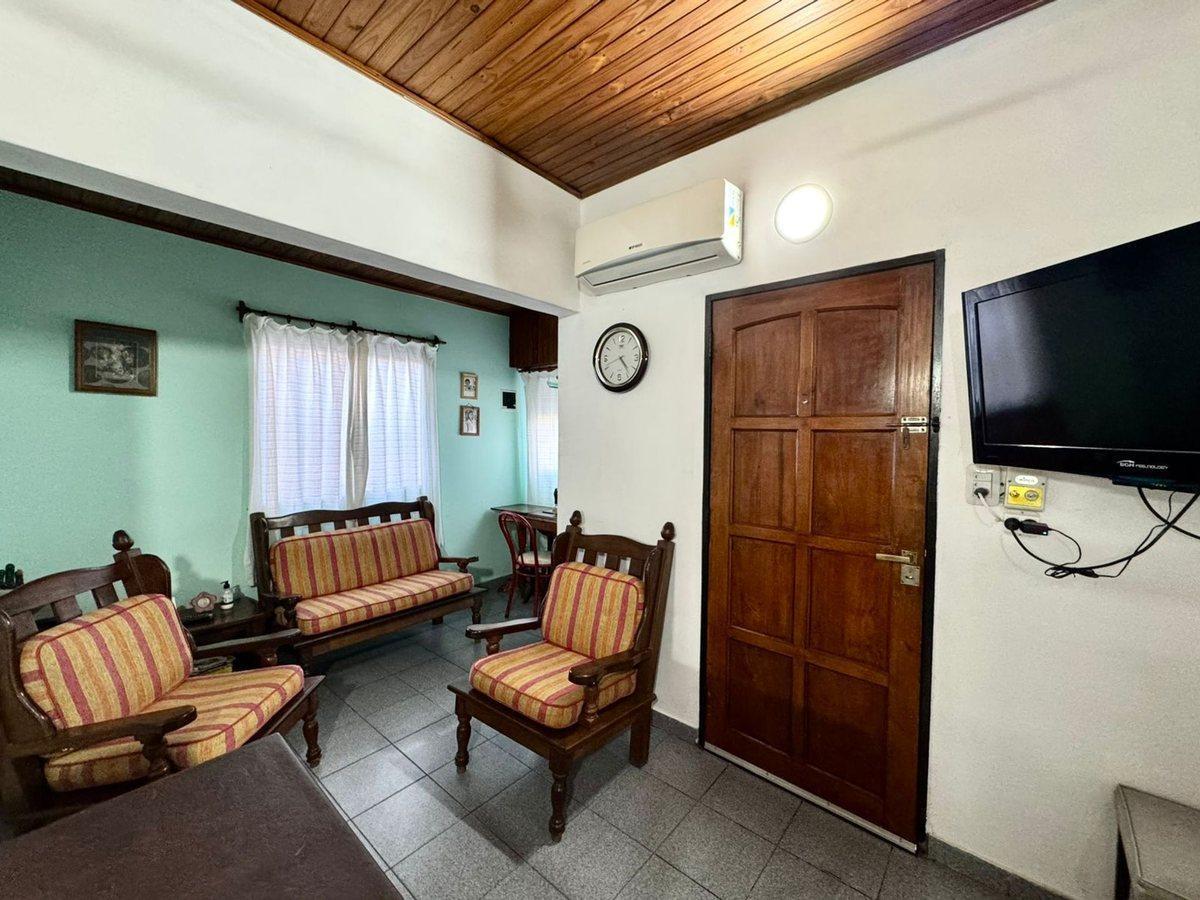 Foto de VENTA CASA 4 AMBIENTES - IMPORTANTE TERRENO, imagen 1