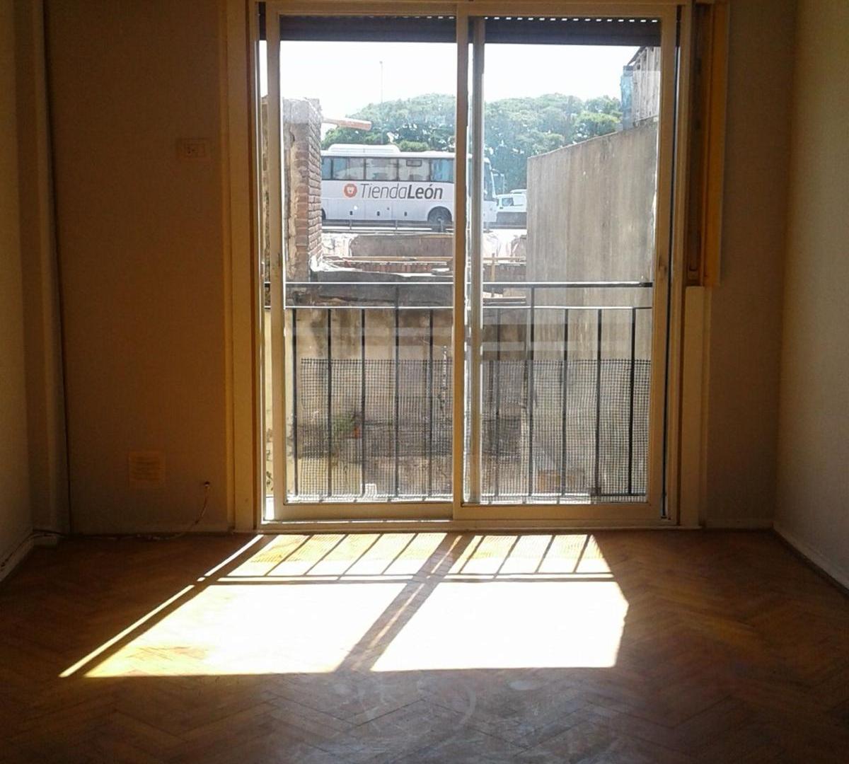 Foto de VENTA DTO 2 AMB BALCON FRANCES Y PATIO LINIERS, imagen 1