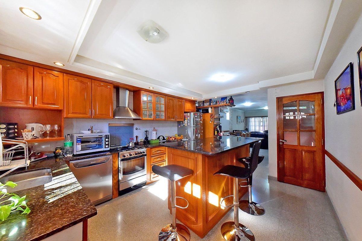 Foto de CASA PREMIUM HURLINGHAM: 5 AMB + QUINCHO + PARQUE, imagen 1