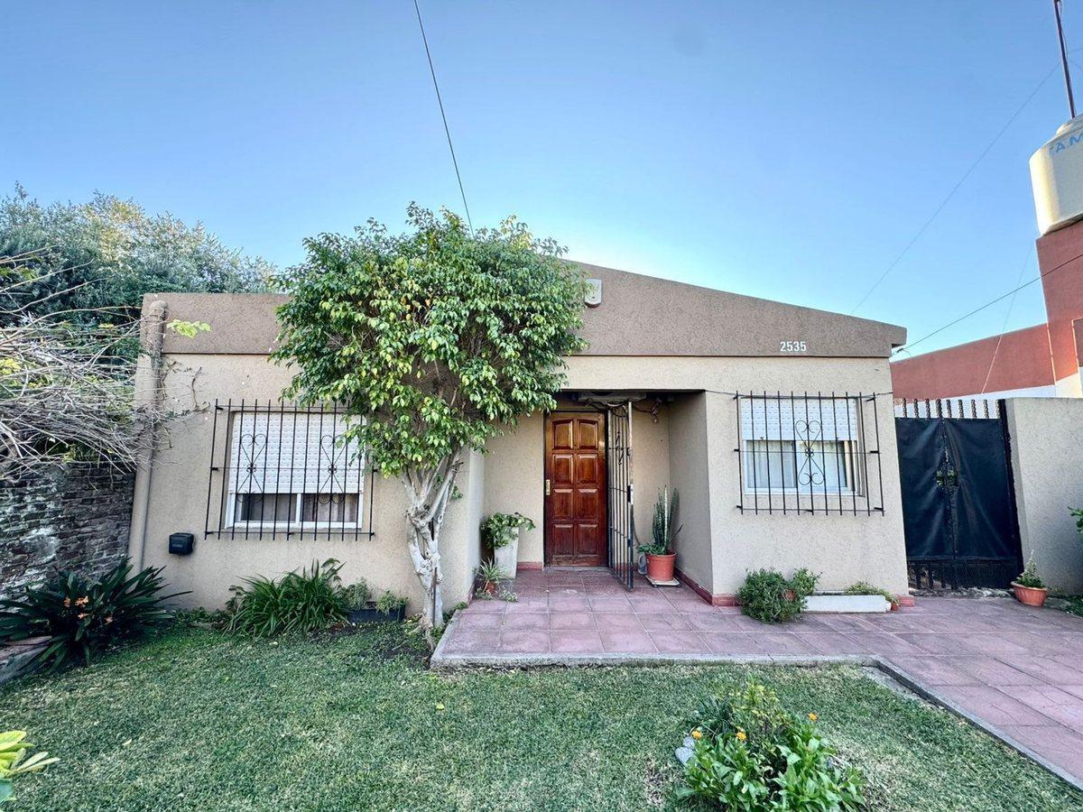 Foto de VENTA CASA 4 AMBIENTES - IMPORTANTE TERRENO, imagen 1