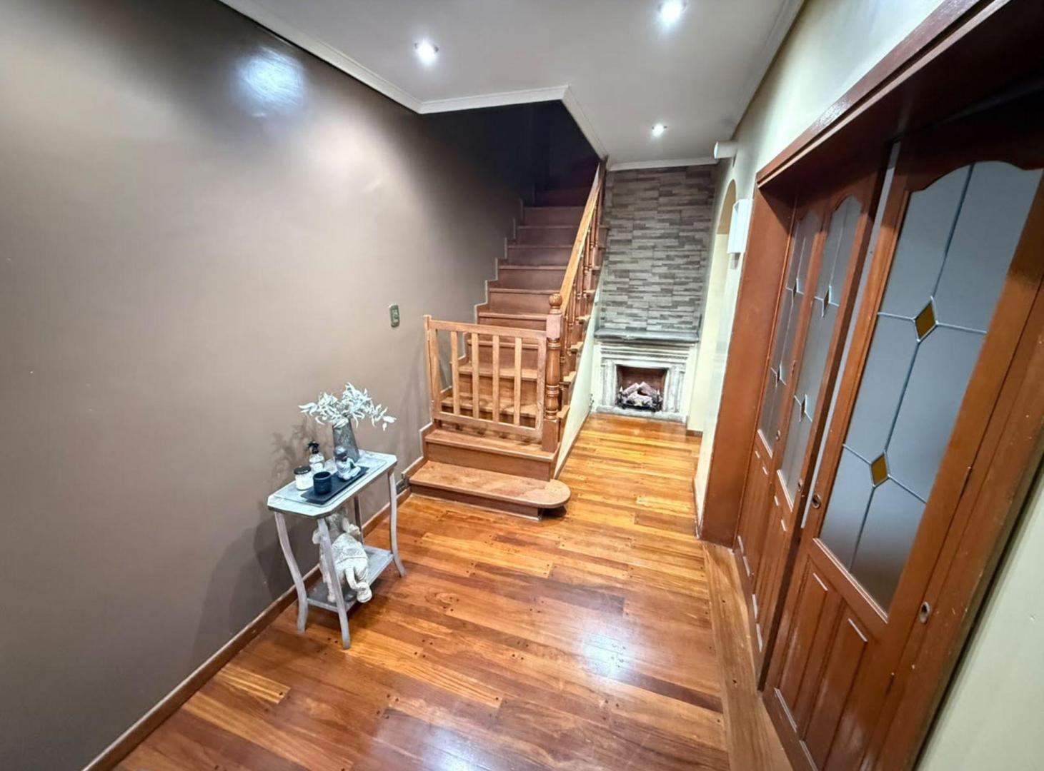 Foto de VENTA AMPLIA CASA C/PILETA, COCHERAS, APTA CRÉDITO, imagen 4
