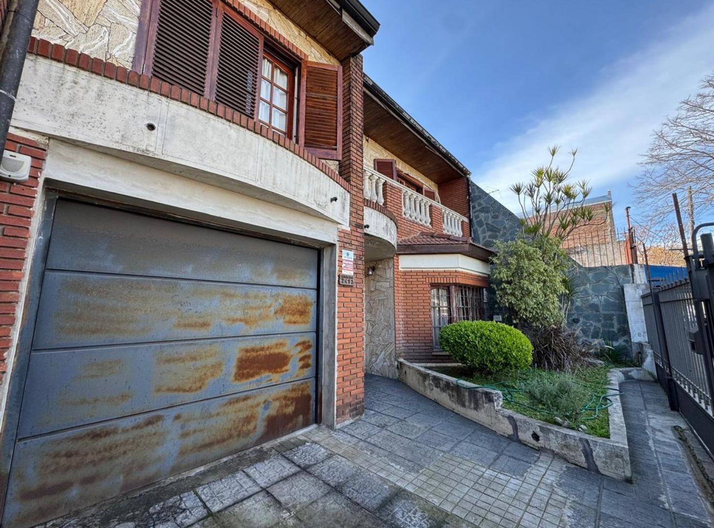 Foto de VENTA AMPLIA CASA C/PILETA, COCHERAS, APTA CRÉDITO, imagen 2