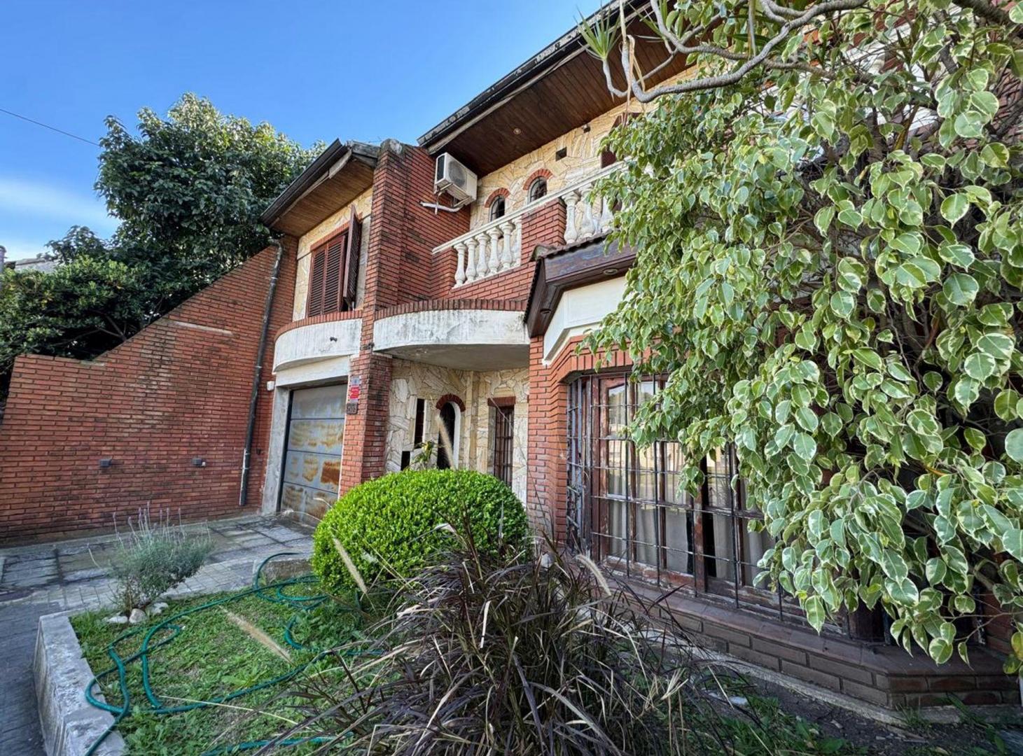 Foto de VENTA AMPLIA CASA C/PILETA, COCHERAS, APTA CRÉDITO, imagen 3