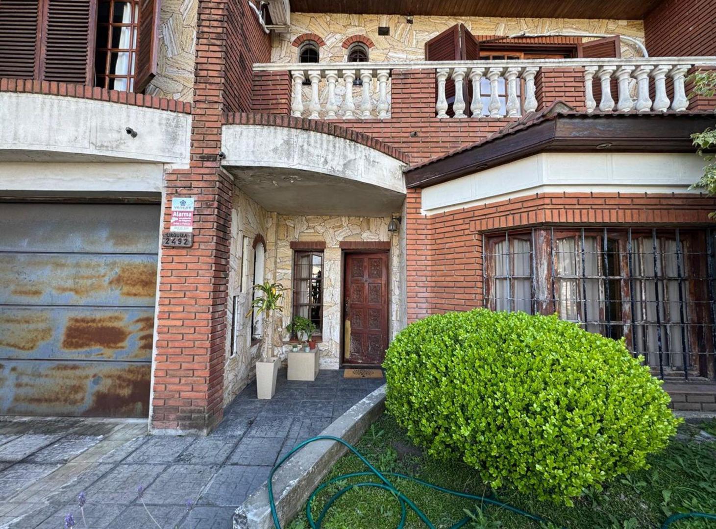 Foto de VENTA AMPLIA CASA C/PILETA, COCHERAS, APTA CRÉDITO, imagen 1