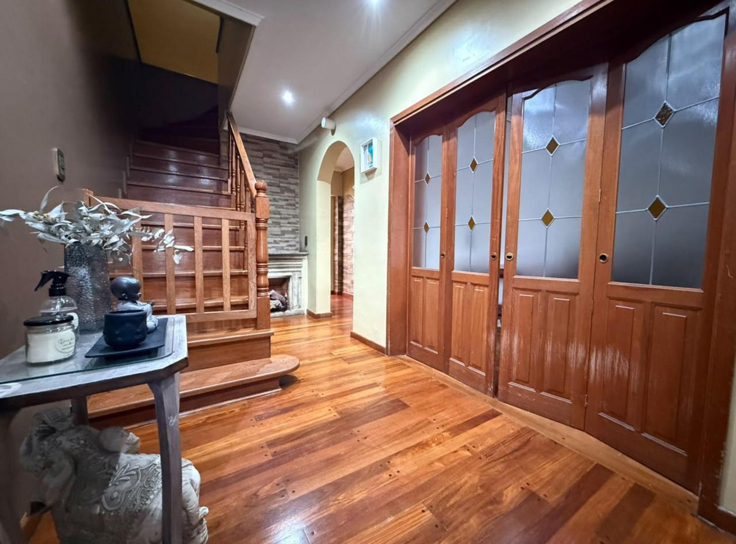 Foto de VENTA AMPLIA CASA C/PILETA, COCHERAS, APTA CRÉDITO, imagen 5