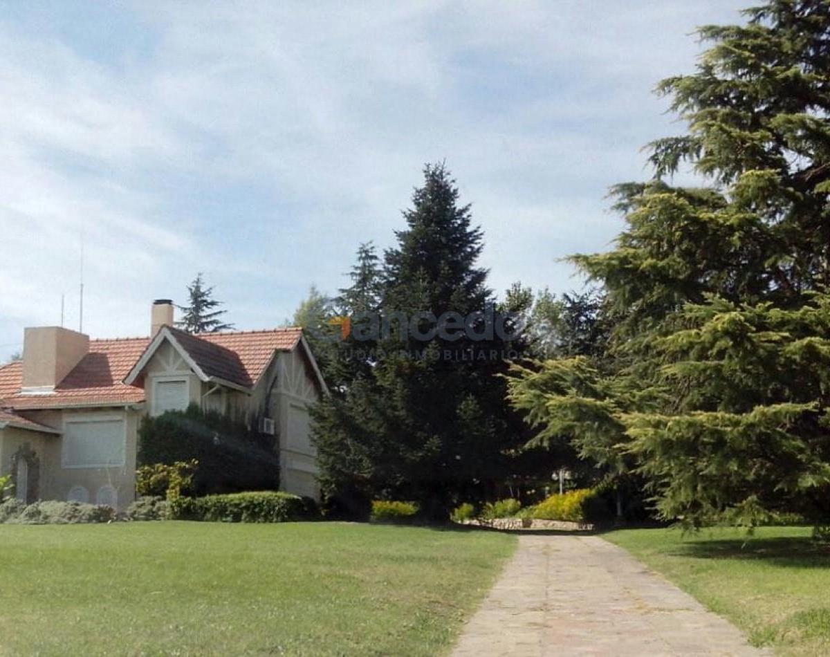Oportunidad Unica en Sierra de La Ventana: Casa Clasica Sobre 3 Lotes 5
