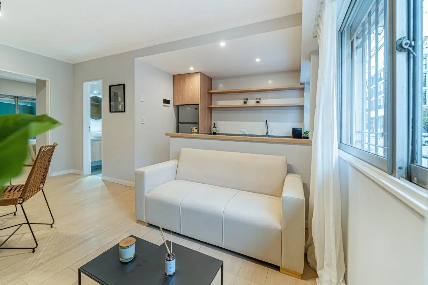 DEPARTAMENTO DE 2 AMBIENTES CON PATIO. TOTALMENTE RECICLAD. ZONA PASEO ALDREY 1