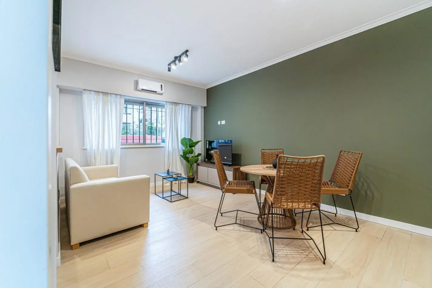 DEPARTAMENTO DE 2 AMBIENTES CON PATIO. TOTALMENTE RECICLAD. ZONA PASEO ALDREY 3