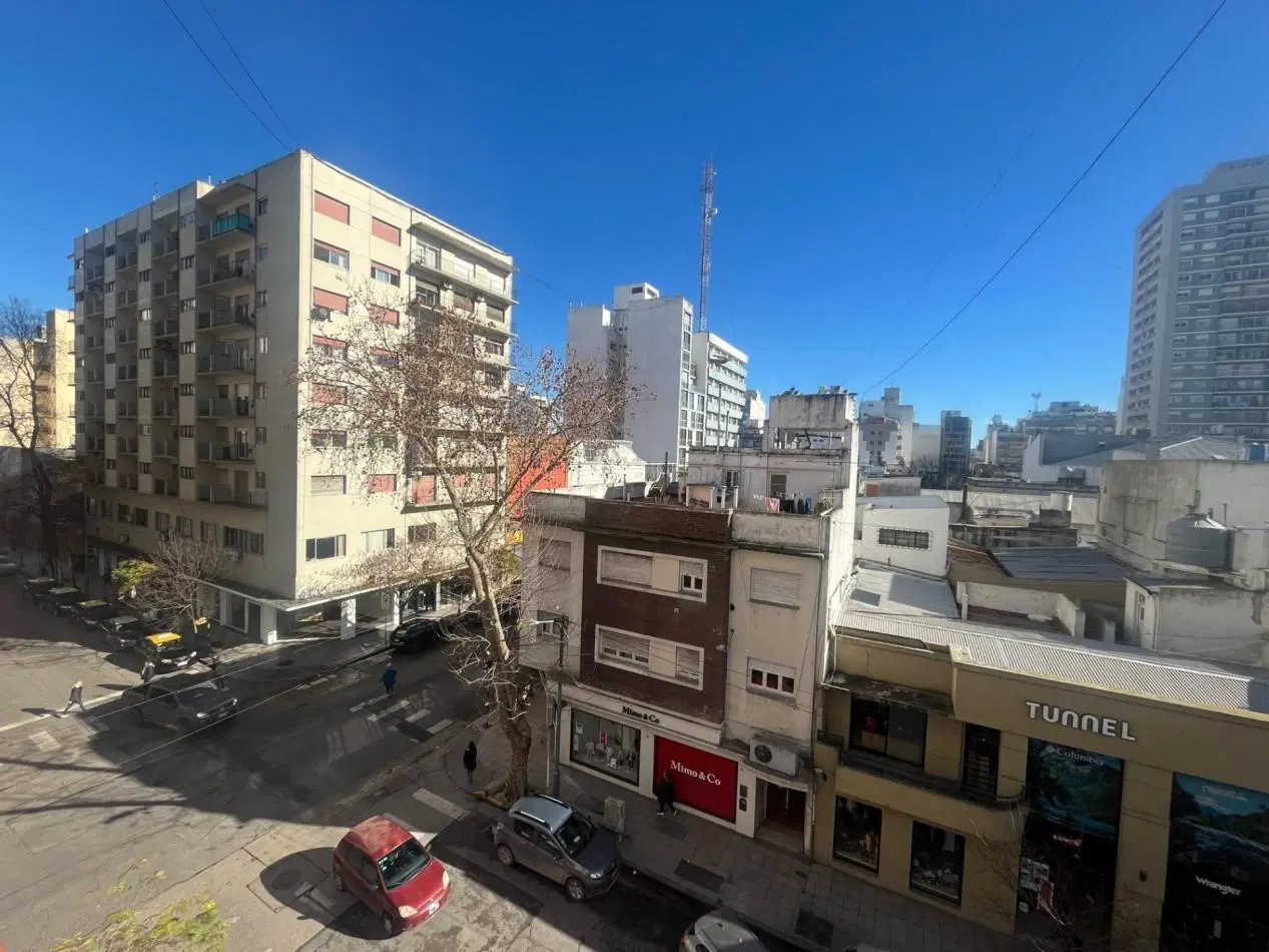 VENTA DEPARTAMENTO DE 2 AMBIENTES A LA CALLE. ZONA CENTRO 4